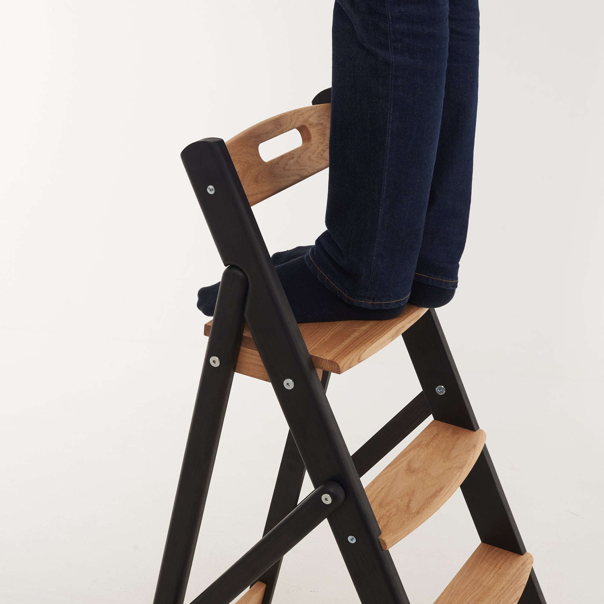 Легка та міцна дерев’яна драбина для щоденного використання