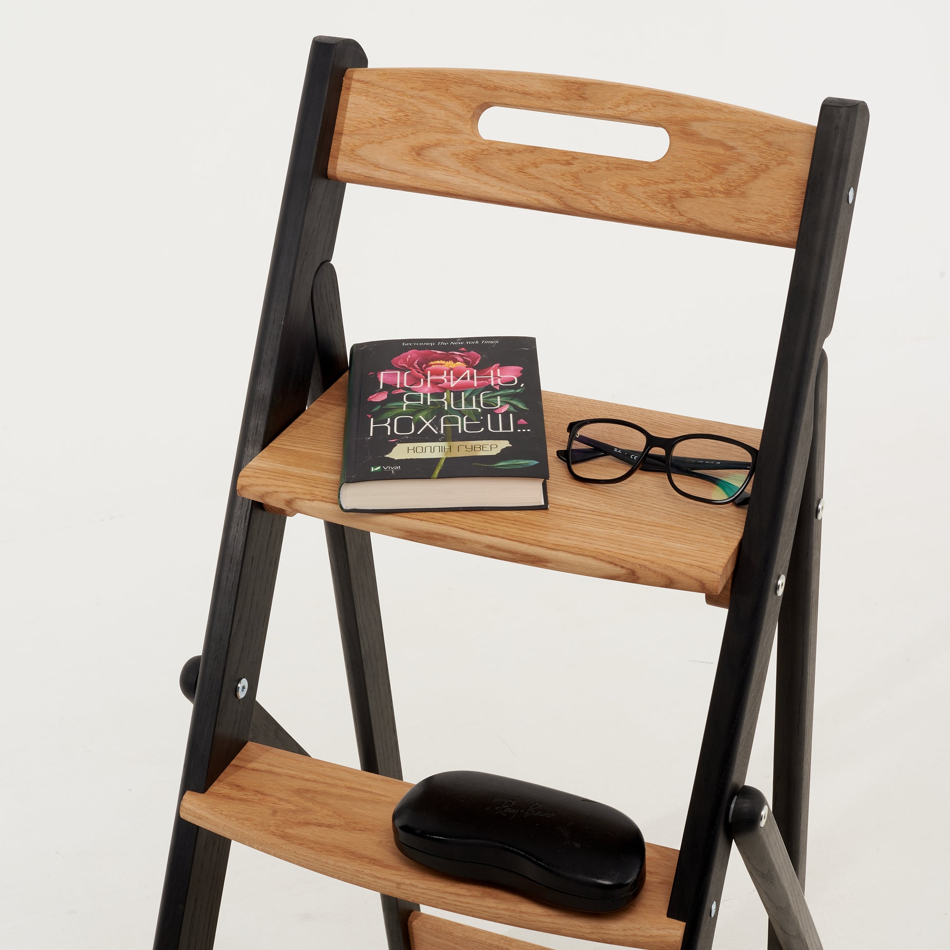 Складна дерев’яна драбина для стильного домашнього декору