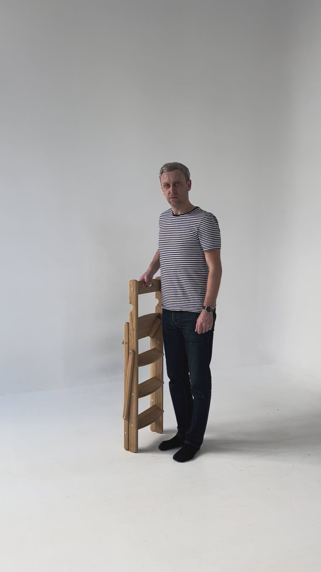 Folding step ladder